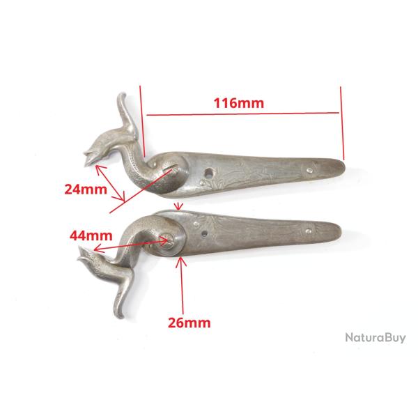 Paire de platines pour fusil de chasse � chiens. Ciselures, sc�ne de chasse chien