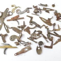 Lot de pi&egrave;ces de fusils ancien &agrave; platine / chien. Ressort, vis, noix... Vrac &agrave; trier