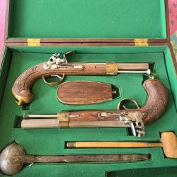 Coffret avec paire de  pistolets a chien pour decoration