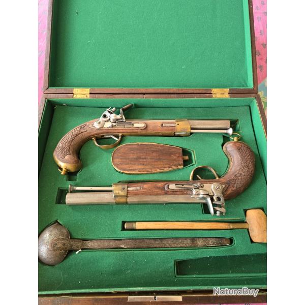 Coffret avec paire de  pistolets a chien pour decoration