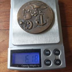 Superbe m&eacute;daille de table en cuivre, tireur AMX 90, par Drago.