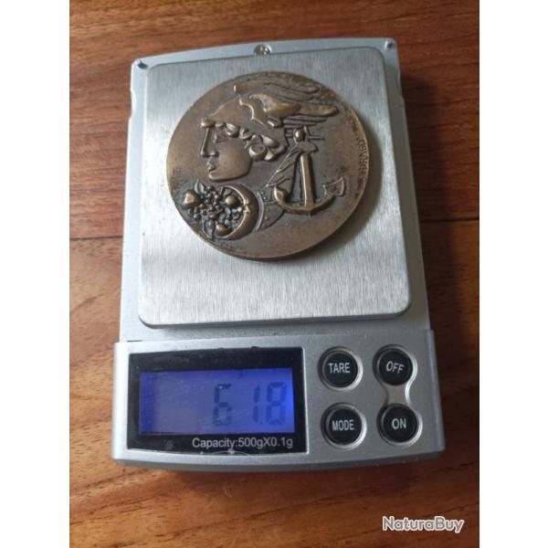 Superbe m�daille de table en cuivre, tireur AMX 90, par Drago.