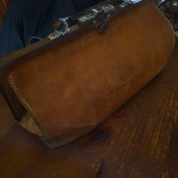 Tr&egrave;s belle Sacoche Vintage cuir marron style m&eacute;decin Western