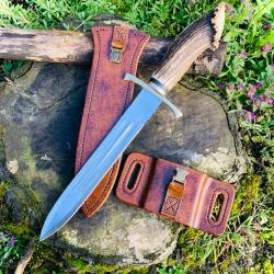 dague de chasse d'artisan / bois de cerf / corne de taureau / fourreau et porte fourreau en cuir