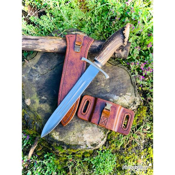 dague de chasse d'artisan / bois de cerf / corne de taureau / fourreau et porte fourreau en cuir