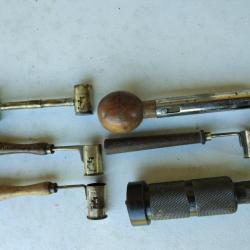 A SAISIR - Lot d'outils, dosettes r&eacute;glables plombs/poudre, bourroir &agrave; ressort, outil calibre 16