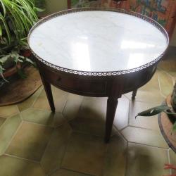 Ancienne table basse bouillotte en placage d'acajou, dessus de marbre blanc vein&eacute; et galerie laiton