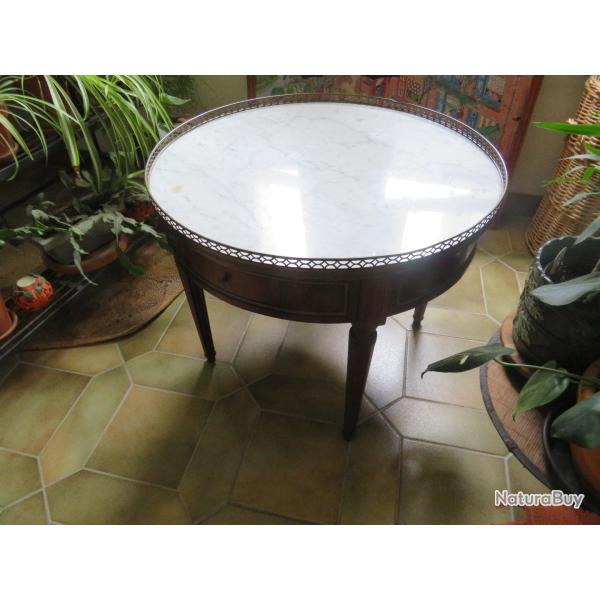 Ancienne table basse bouillotte en placage d'acajou, dessus de marbre blanc vein� et galerie laiton