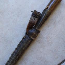 A SAISIR - Ancien couteau droit (1941) dans son fourreau en bois et cuir, &agrave; nettoyer
