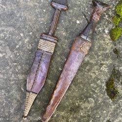 Deux anciens couteaux ethniques.