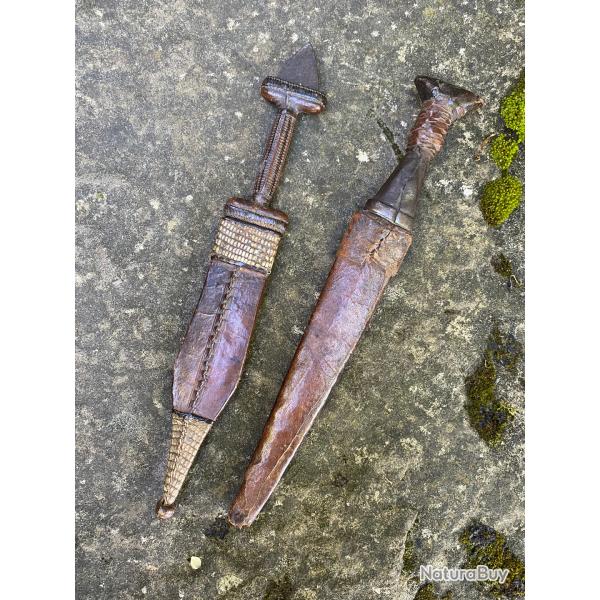 Deux anciens couteaux ethniques.