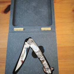 Magnifique couteau Claude DOZORME Mod&egrave;le, soies de sanglier et motif argent incrust&eacute;s