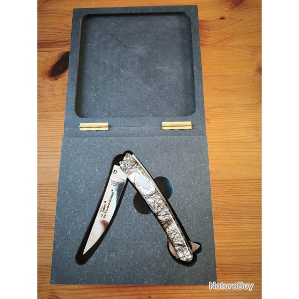 Magnifique couteau Claude DOZORME Mod�le, soies de sanglier et motif argent incrust�s