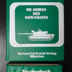 Lot de 2 ouvrages militaires allemands "Taschenbuch der Landstreitkr&auml;fte"