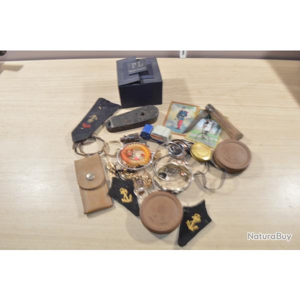 Lot fond de tiroir Brocante Bijoux objet Militaire a trier  (11)
