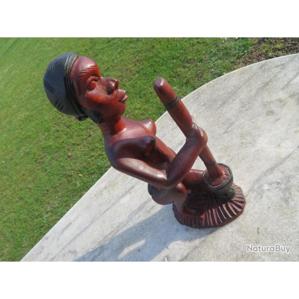 Sculpture Africaine en bois sculpt� � la main repr�sentant une grande femme au pilon (XX�)
