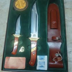 Coffret neuf de 2 couteaux de chasse Pradel avec fourreau
