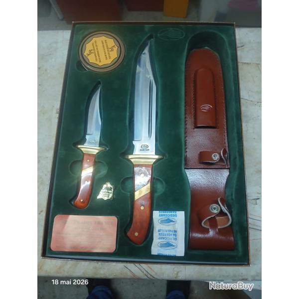 Lot de 4 couteaux de chasse Pradel ,rapala etc...en coffret et avec fourreau