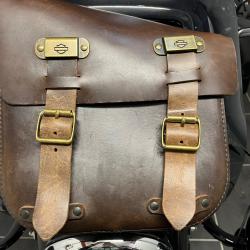 Sacoche lat&eacute;rale Harley-Davidson en cuir pour street Bob softail  2019.