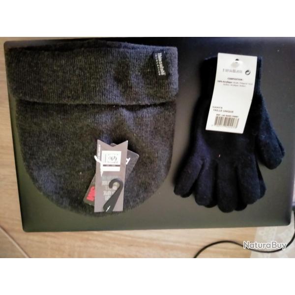 UN bonnet  +  UNE paire de  gants