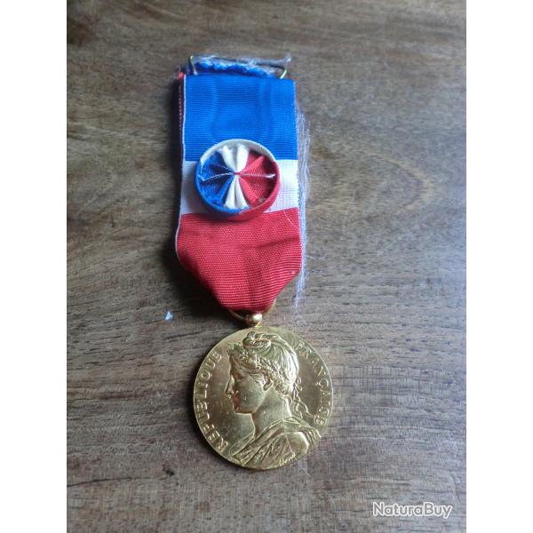 m�daille ministere du travail j.bonato 2001