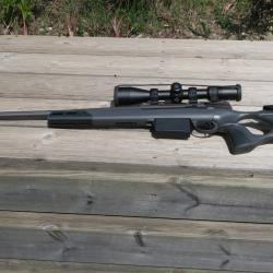 SAKO S20 HUNTER Cerakote 24" 61cxm Cal. 243 win  &eacute;quip&eacute; devant SAKO S20 noir Precision tres bonne