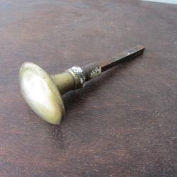 Poign&eacute;e de porte olive en laiton 1930