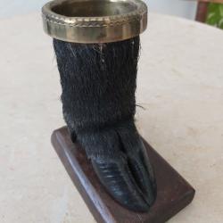 Patte de sanglier portant un pot &agrave; crayon en laiton