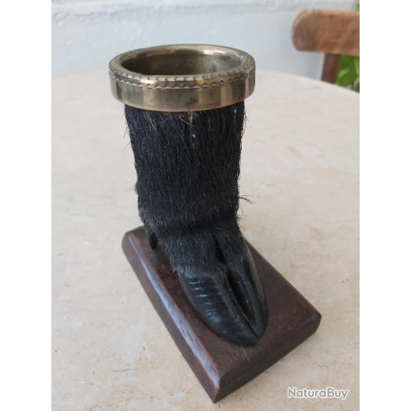 Patte de sanglier portant un pot � crayon en laiton