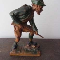 Statuette chasseur bavarois en r&eacute;sine 1960