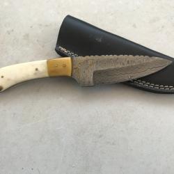 Superbe et tr&egrave;s solide couteau Damas et os de chameau