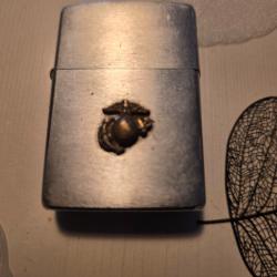 BRIQUET VINTAGE "ZIPPO" M&Eacute;TAL ARGENT&Eacute; MOTIF CENTRAL DOR&Eacute;