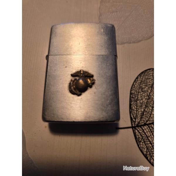 BRIQUET VINTAGE "ZIPPO" M�TAL ARGENT� MOTIF CENTRAL DOR�