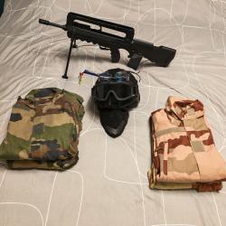 Lot complet Airsoft d&eacute;butant - R&eacute;plique FAMAS jamais utilis&eacute;e + 2 treillis + casque + protections.
