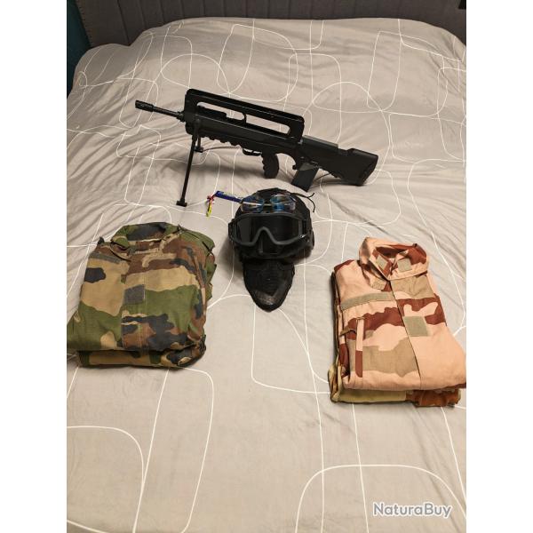 Lot complet Airsoft d�butant - R�plique FAMAS jamais utilis�e + 2 treillis + casque + protections.