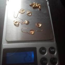 petit lot or 18 k - 2,3 grs - 3 pendentifs - 2 paires boucles d'oreilles