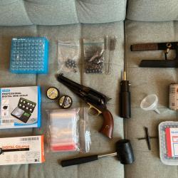 Lot Remington Sheriff 1858 Pietta + tout le n&eacute;cessaire pour commencer le tir &agrave; la poudre noire