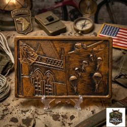 D-DAY 44 Bas relief avec patine bronze SAINTE MERE EGLISE Largeur : 14.5 cm  Hauteur: 8.5 cm