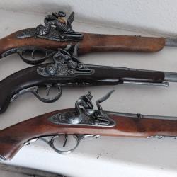 Reproduction d&eacute;corative de pistolet &agrave; silex ancien mod&egrave;les XVIII&egrave;me