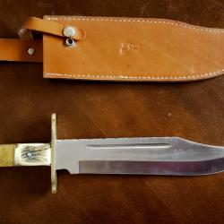 Couteau Bowie lame 25 cm inox, manche en bois de cerf et etui.