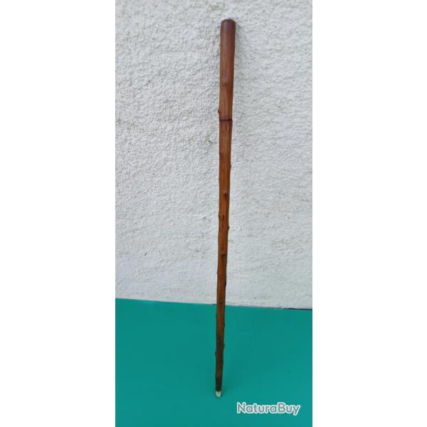 ANCIENNE CANNE EPEE A LAME LONGUE . CANNE TOUT BOIS AVEC NOMBREUX NOEUDS  . PARFAIT ETAT .