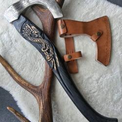 HA07 - Grande hache style nordique grav&eacute;e - 56 cm - manche sculpt&eacute; et &eacute;tui cuir