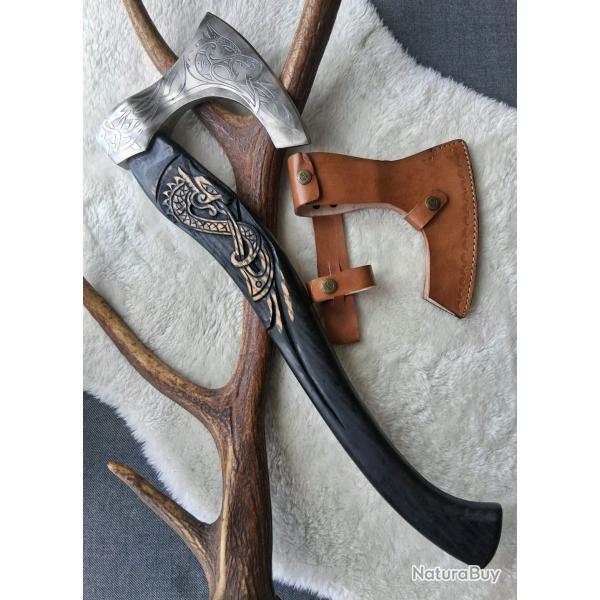 HA07 - Grande hache style nordique grav�e - 56 cm - manche sculpt� et �tui cuir