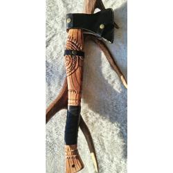 HA08 - Hache nordique sculpt&eacute;e - manche grav&eacute; - style Viking - &eacute;tui cuir noir - 53 cm