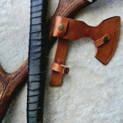 HA10 - Hache style Viking grav&eacute;e - 52 cm - manche cuir noir et &eacute;tui ceinture
