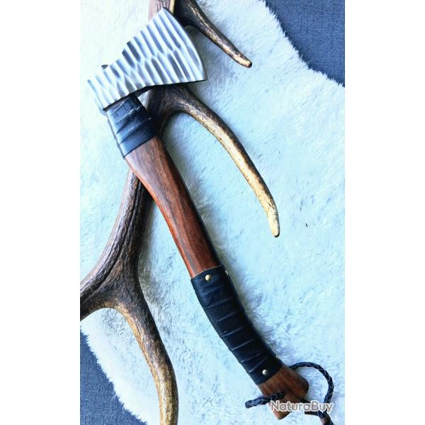 HA11 - Hache artisanale style nordique - 53 cm - acier textur� et �tui cuir