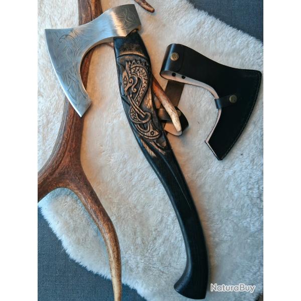 HA12 - Grande hache nordique sculpt�e - 56 cm - manche grav� et �tui cuir noir