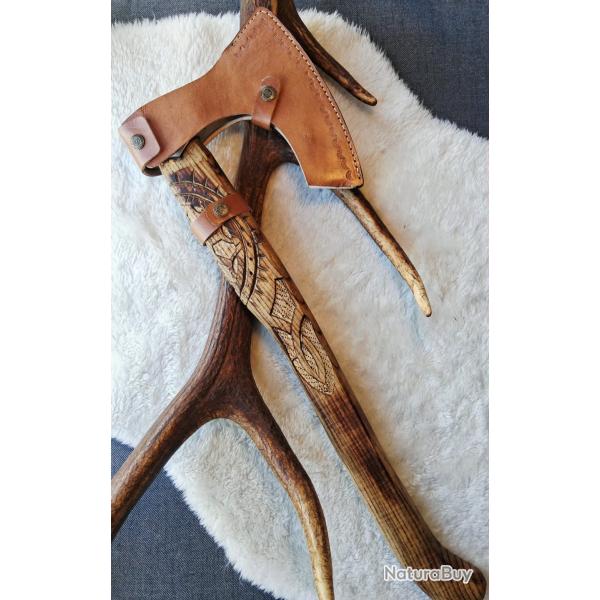 HA14 - Hache Viking grav�e style nordique - manche sculpt� bois clair - 60 cm