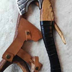 HA18 - Hache compacte forg&eacute;e style nordique - manche courb&eacute; - &eacute;tui cuir