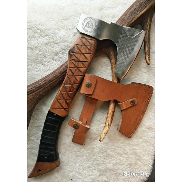 HA19 - Hache nordique grav�e - manche sculpt� - �tui cuir inclus